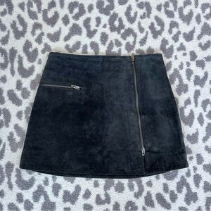 Blank NYC Charcoal Grey Zipper Detail Suede Mini Skirt
100% Leather 
Size 27